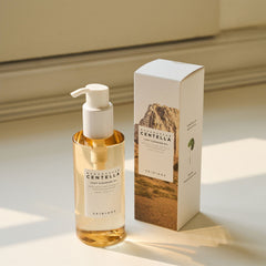 Centella Light Cleansing Oil en una composición cálida y natural