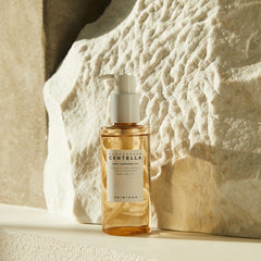 Centella Light Cleansing Oil en una escena editorial