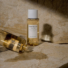 Centella Toning Toner en una escena editorial cálida